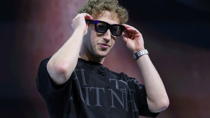 Mark Zuckerberg, CEO da Meta, apresenta os óculos AR Orion enquanto faz um discurso principal durante o evento anual Meta Connect na sede da empresa em Menlo Park, Califórnia, em 25 de setembro de 2024. (Foto: Manuel Orbegozo | Reuters)