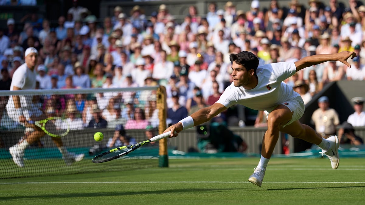 Alcaraz avança com força para os oitavos de final em Wimbledon Alcaraz tenta devolver a bola durante o partido contra Struff. (Foto: Peter van den Berg/ISI Photos via Getty Images)