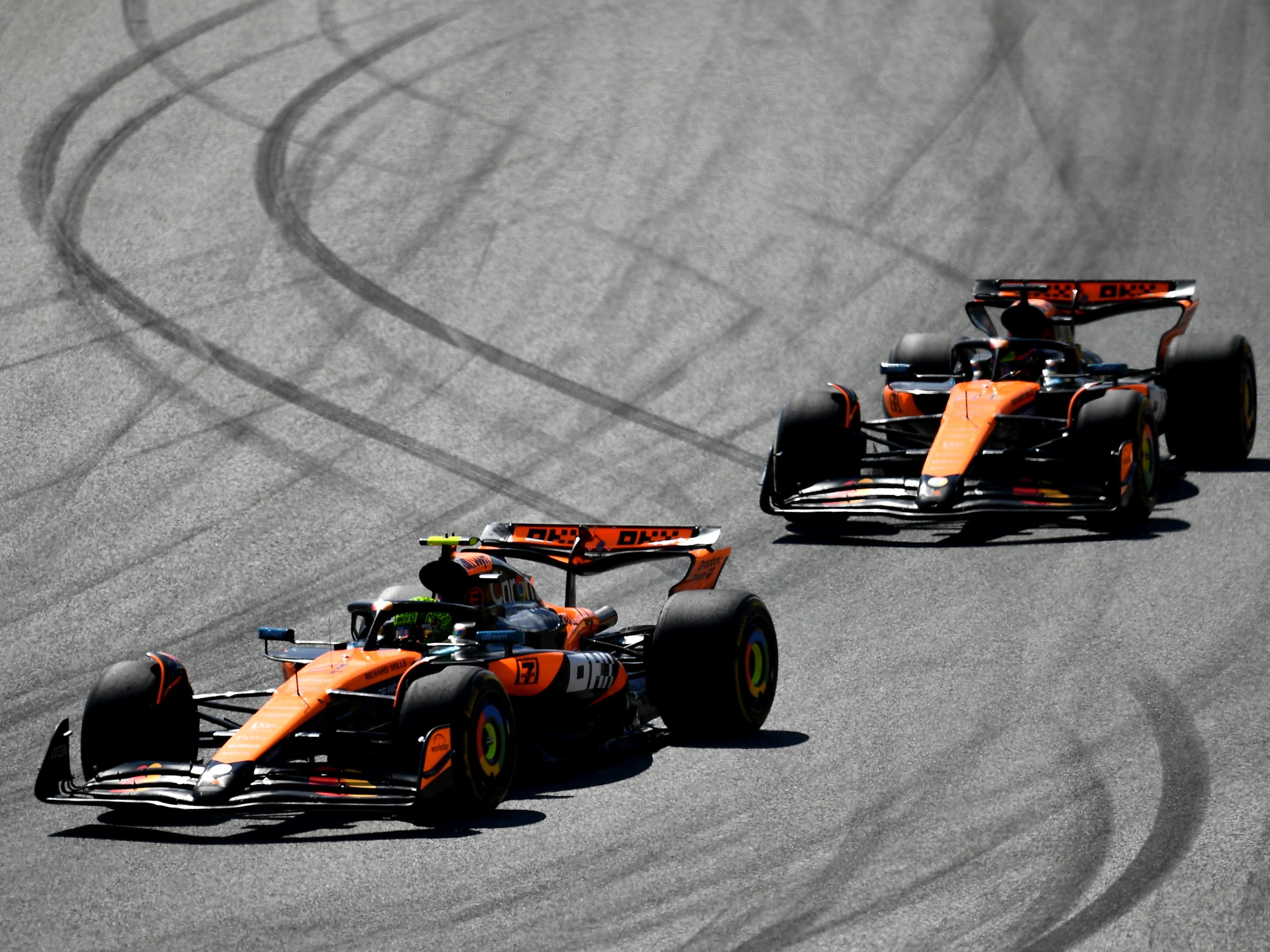 Lando Norris e Oscar Piastri em ação no GP da Áustria de Fórmula 1 (Foto: James Sutton - Formula 1/Formula 1 via Getty Images)