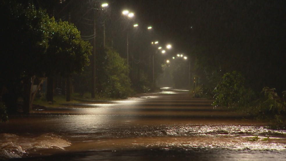 Chuvas no RS causam morte de cinco pessoas e deixam estragos em diversas cidades Santa Cruz do Sul, no Vale do Rio Pardo, atingida por chuvas no RS (Foto: Reprodução/ RBS TV)