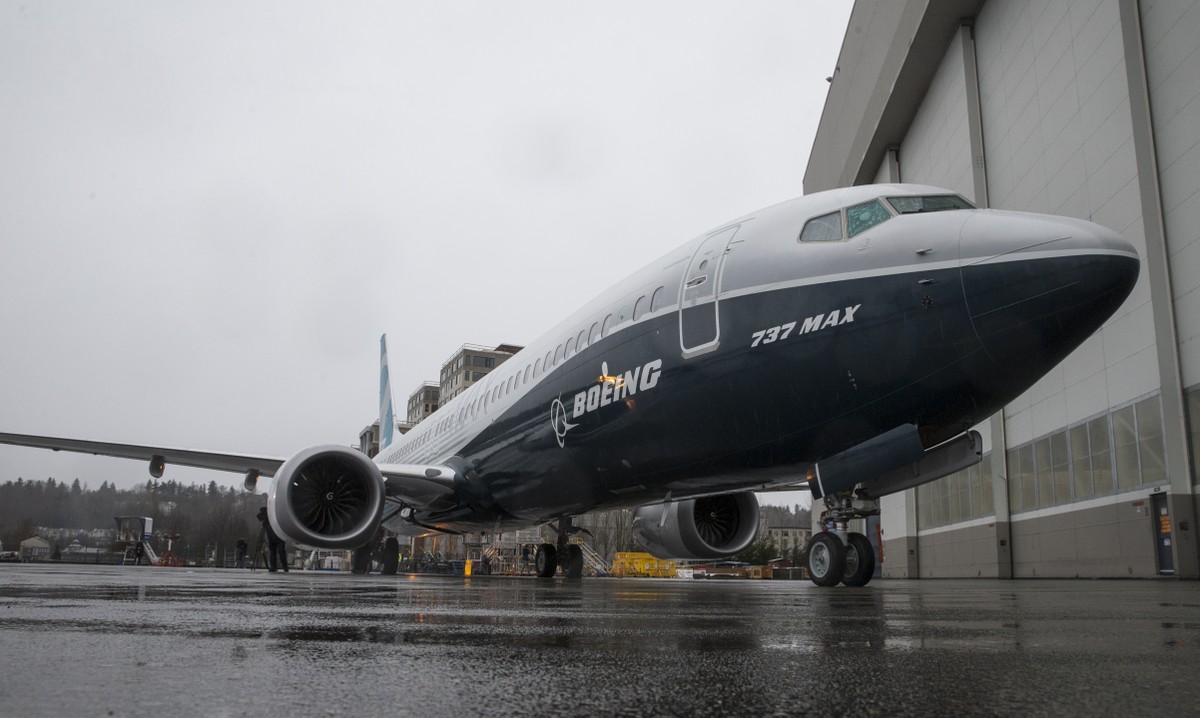 Parentes de vítimas de acidentes com jatos 737 Max da Boeing rejeitam acordo proposto Parentes de vítimas de acidentes passaram anos lutando por penalidades mais severas para a Boeing após dois acidentes fatais com seu jato 737 Max em 2018 e 2019 (Foto: Stephen Brashear/Getty Images via Bloomberg)