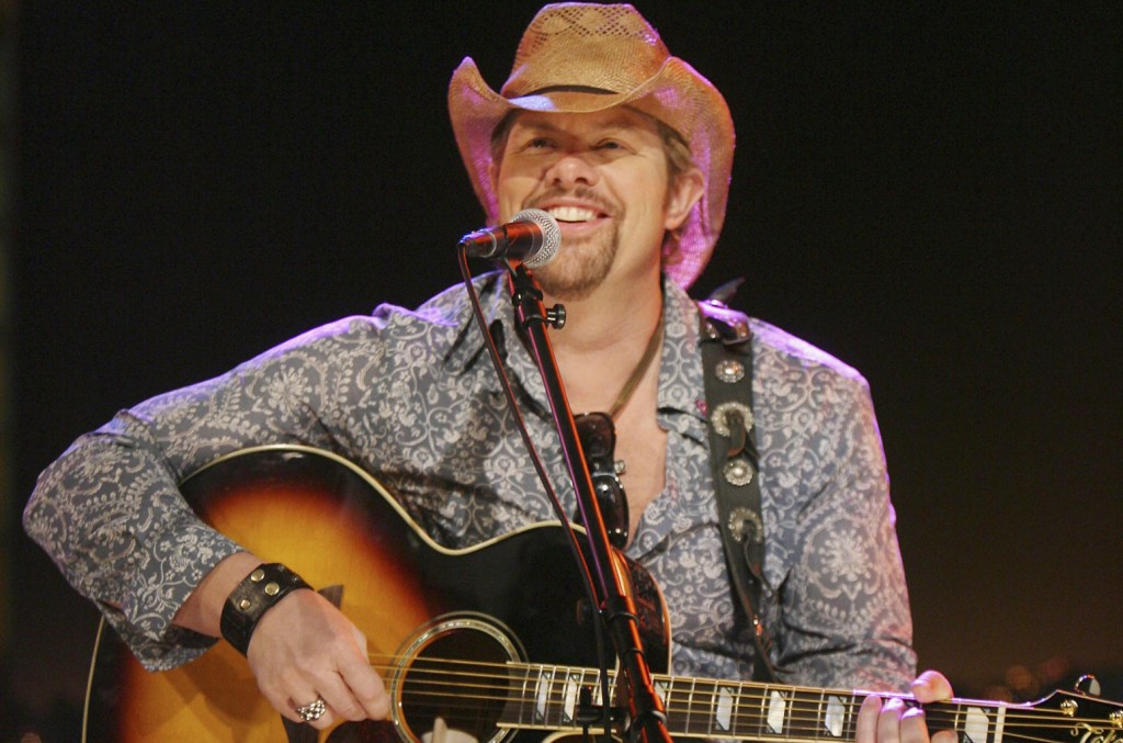 A partir de 23 de julho de 2005, "As Good as I Once Was" de Toby Keith começou uma corrida de 6 semanas no topo da parada Hot Country Songs da Billboard. (Foto: Reprodução)
