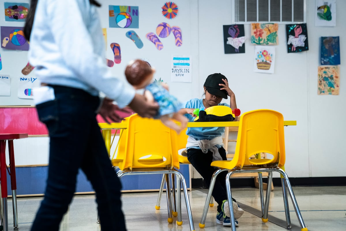 Uma menina migrante joga em uma guarderia de Texas, em agosto de 2019. (Foto: Jabin Botsford/Getty Images)