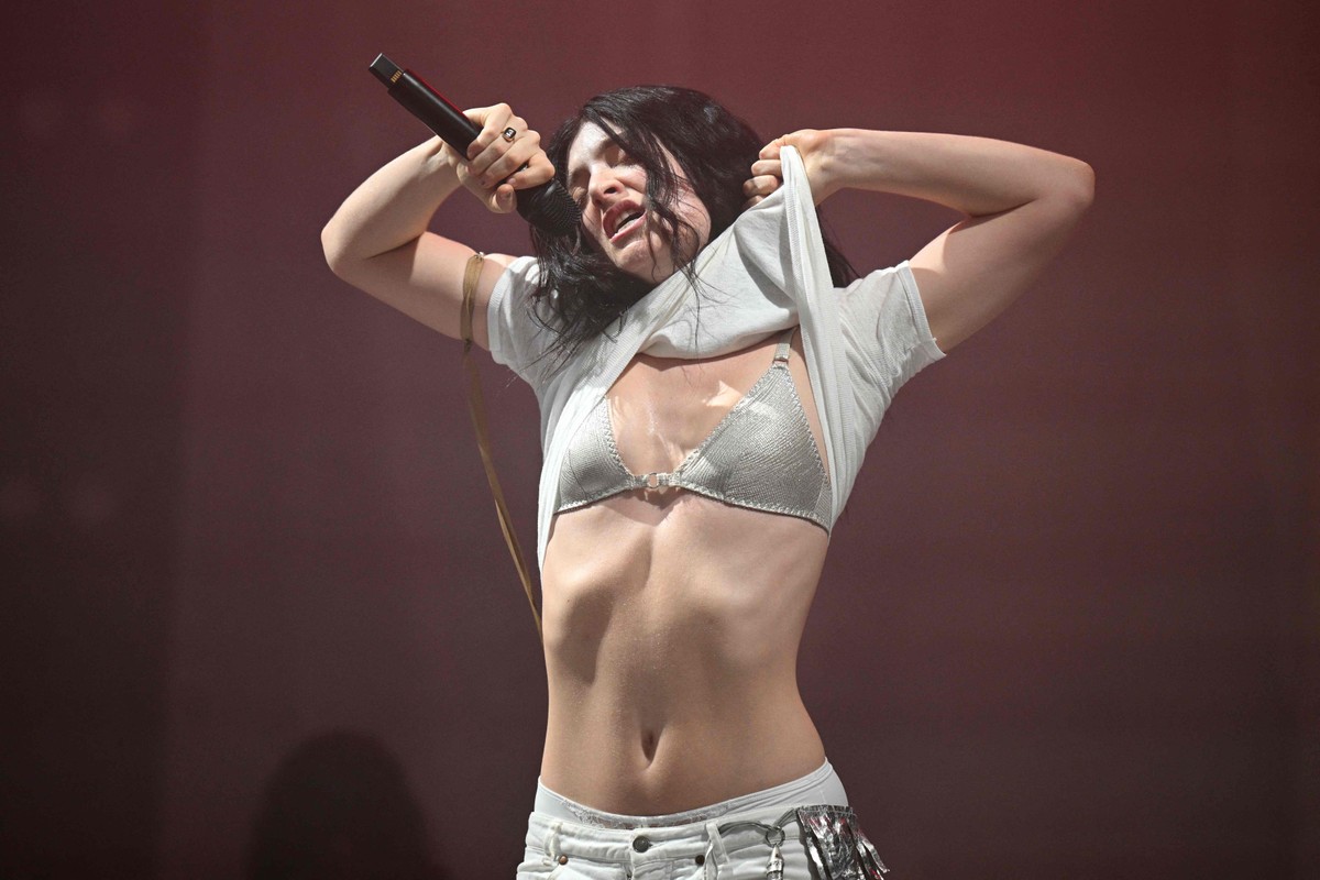 Lorde surpreende público ao abrir festival de Glastonbury com show inédito Lorde se apresenta no Palco Woodsies no terceiro dia do festival de Glastonbury, na Inglaterra (Foto: Oli SCARFF / AFP)