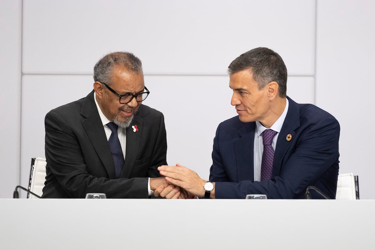 ONU solicita que países fortaleçam sua autonomia na saúde pública O presidente do Governo da Espanha, Pedro Sánchez, e o diretor da OMS, Tedros Adhanom Ghebreyesus, na cúpula da ONU em Sevilha em 2 de julho de 2025. (Foto: PACO PUENTES)