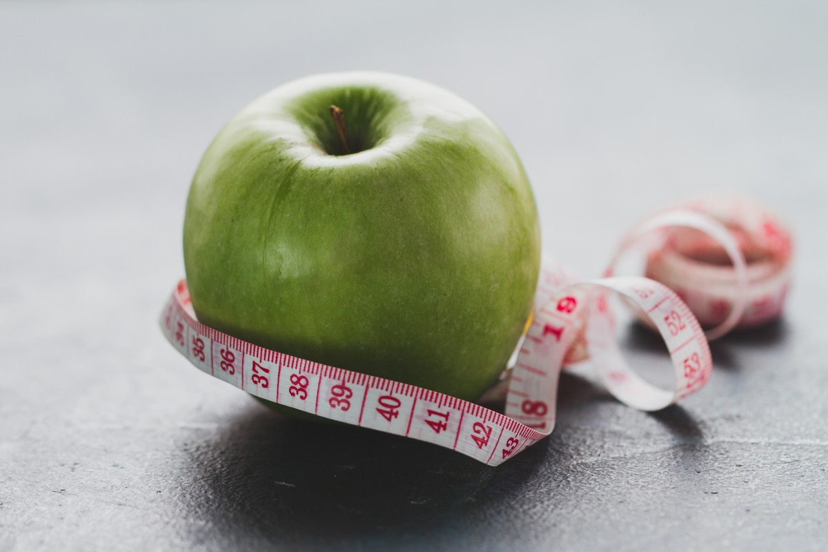Hábito diário pode estar sabotando sua dieta sem que você perceba Hábitos diários interferem no ganho ou perda de peso (Foto: Freepik)