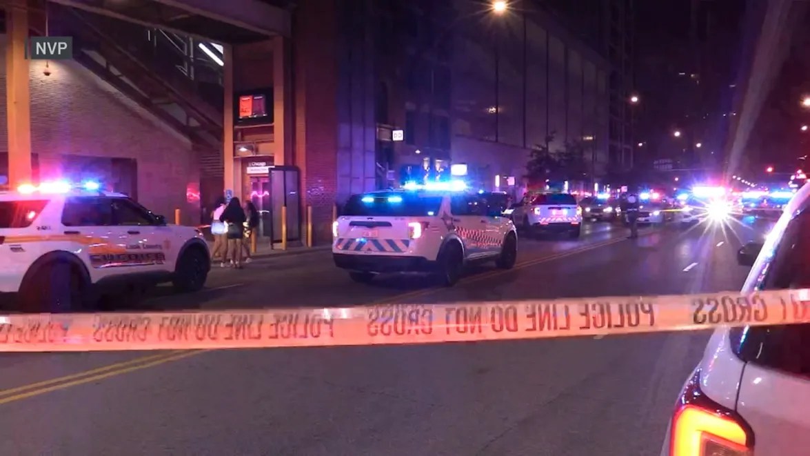Tiroteio em Chicago deixa quatro mortos e 14 feridos durante festa em boate Ruas foram bloqueadas pela polícia após ataque a tiros em frente a restaurante em Chicago, Illinois, nos EUA. 02/06/2025 (Foto: NBC Chicago/Reprodução)