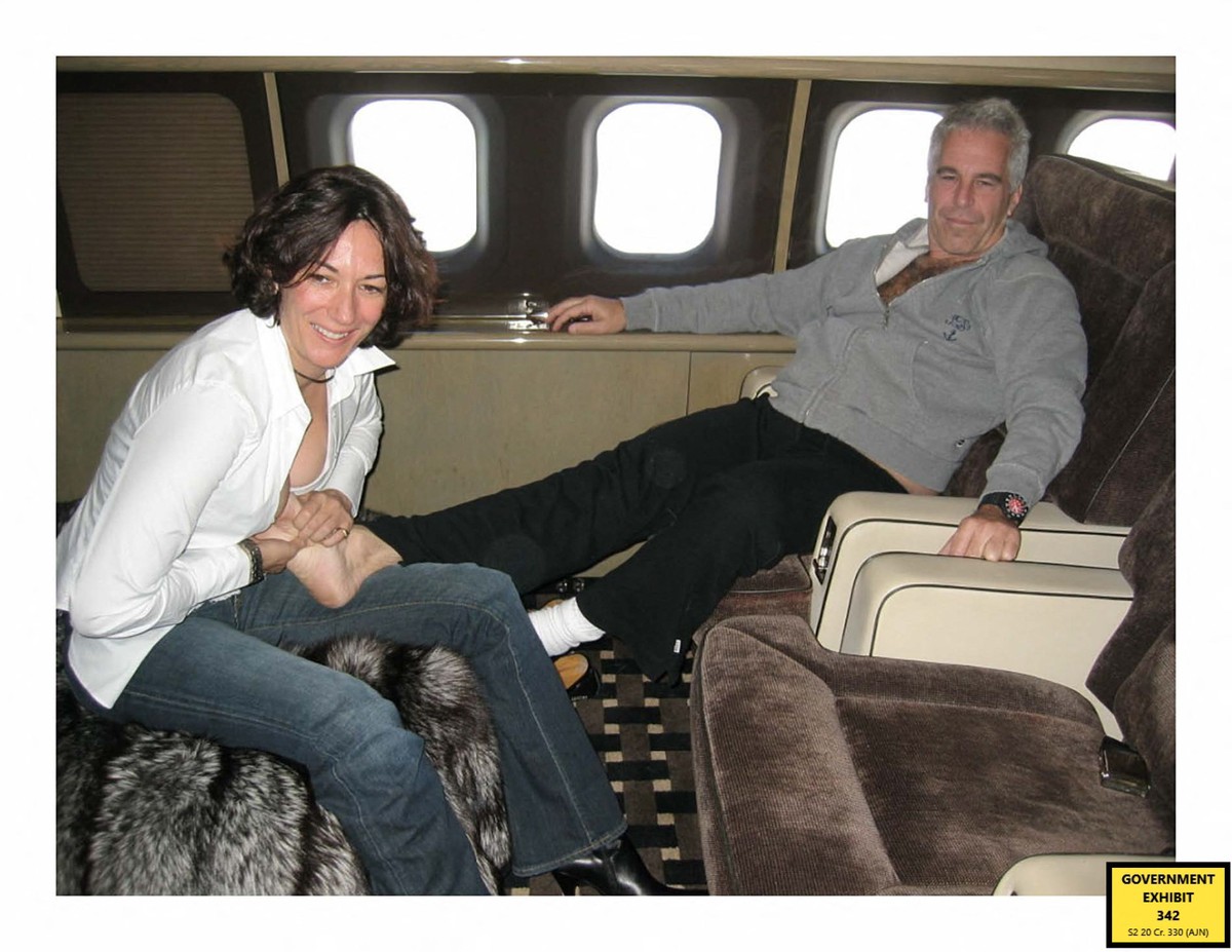 Aliada de Epstein pede para manter transcrições do caso em sigilo após sua morte Ghislaine Maxwell e Jeffrey Epstein: ela foi condenada por tê-lo ajudado a abusar sexualmente de menores (Foto: AFP)