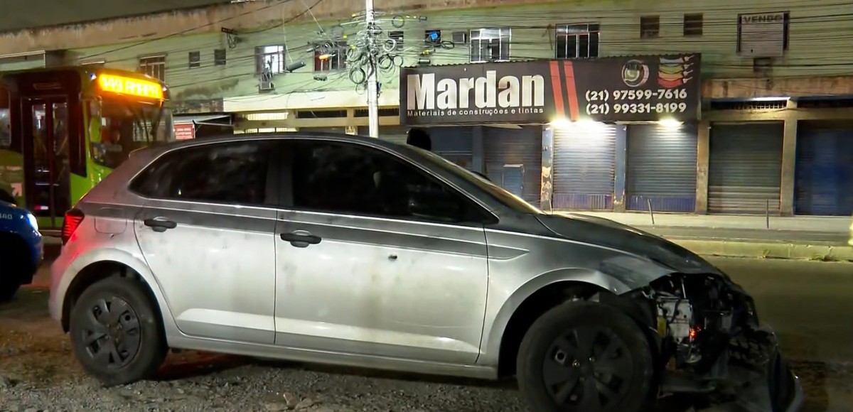 Criança é morta e mãe é ferida em ataque a ex-PM na Baixada Fluminense Bandidos estavam a bordo deste carro cinza, abandonado na favela do Dique, em Duque de Caxias (Foto: Reprodução/TV Globo)