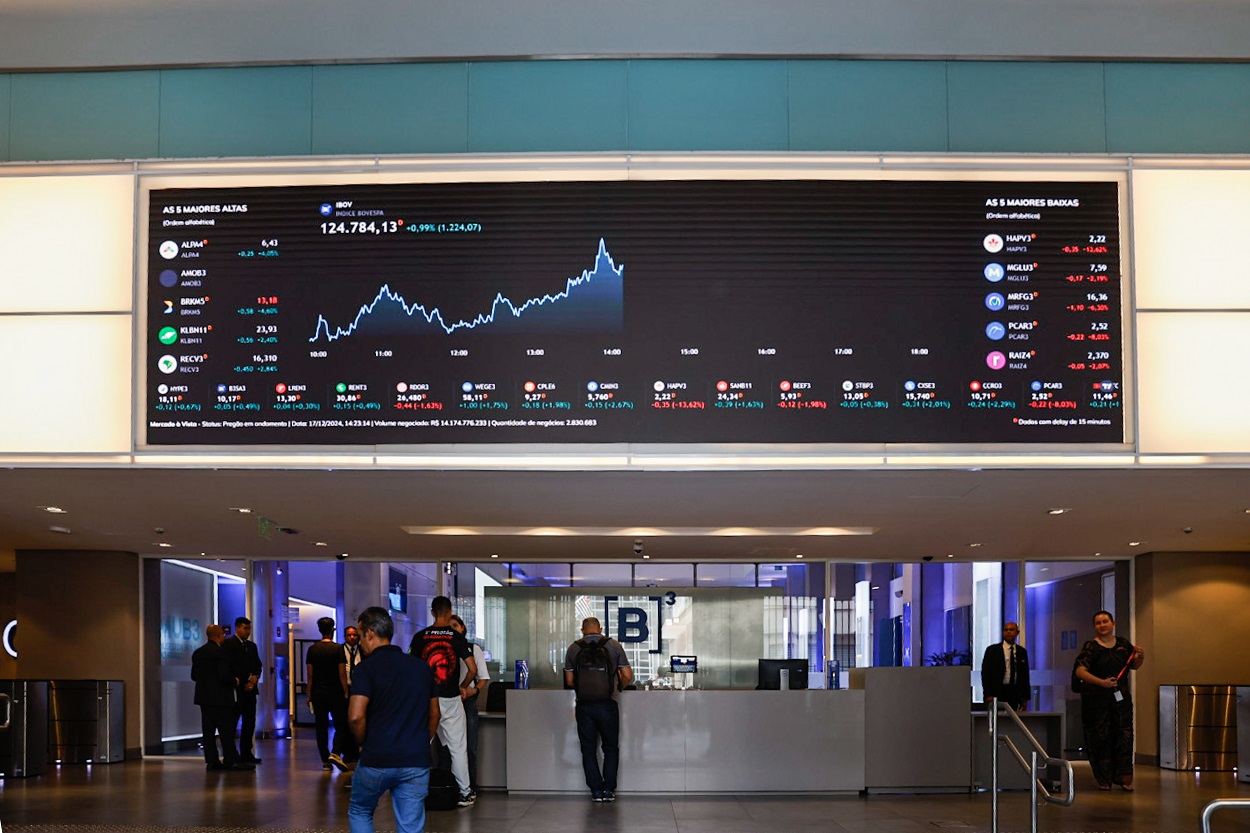 Ações de PetroRecôncavo, Tenda, Cyrela e SLC se destacam no mercado hoje Painel na B3, em São Paulo, Brasil, em 17 de dezembro (Foto: Bloomberg)
