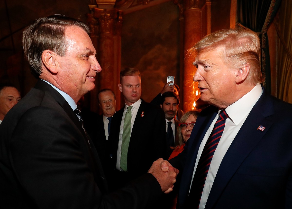 Jair Bolsonaro e Donald Trump durante encontro em Mar-a-Lago, na Flórida, em 2020 (Foto: Divulgação)