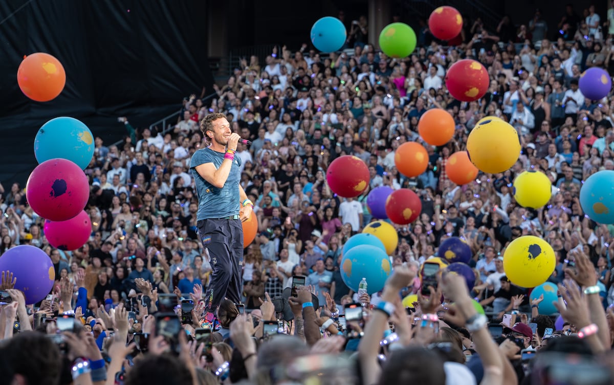 Protagonista da 'Kiss Cam' de Coldplay deixa emprego após fama mundial Chris Martin, durante um concerto de Coldplay. (Foto: Steve Jennings/Getty Images)