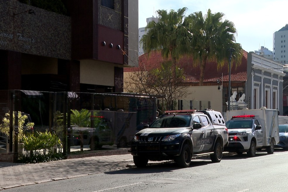 Criança encontra sangue em parede e polícia descobre casal morto em Curitiba Casal estrangeiro é encontrado morto em apartamento no Centro de Curitiba. (Foto: Reprodução/RPC)