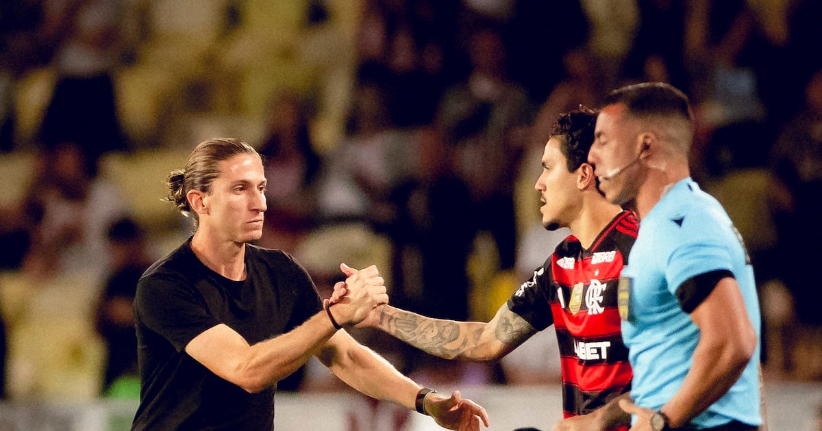 Filipe Luís cumprimenta Pedro em vitória do Flamengo no clássico com o Fluminense. (Foto: Adriano Fontes/Flamengo)