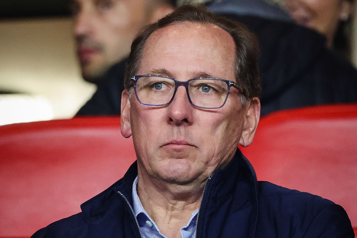 Lyon aguarda decisão do controle financeiro francês sobre seu futuro no futebol John Textor tem tido diversas dores de cabeça na administração do Lyon (Foto: CLEMENT MAHOUDEAU / AFP)