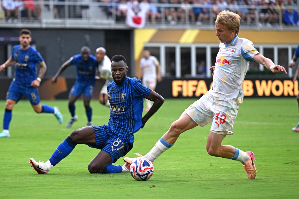 Al Hilal e Salzburg empataram em 0 a 0 (Foto: ROBERTO SCHMIDT / AFP)