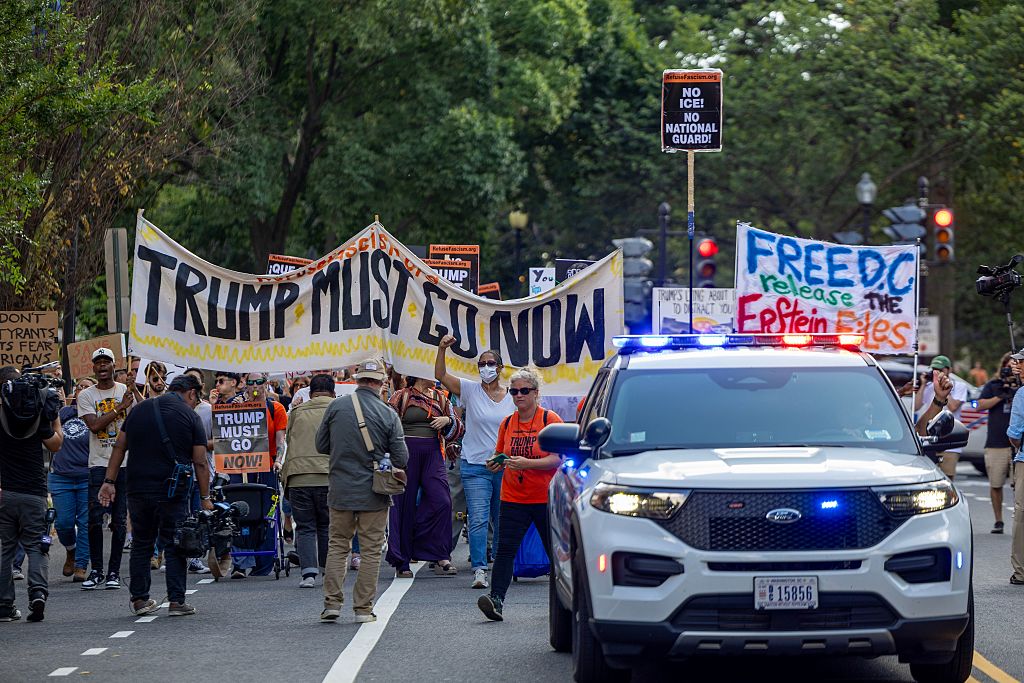 Manifestantes se reúnem em Dupont Circle, em Washington, D.C., contra mobilização de forças federais na capital dos EUA por Donald Trump. 11/08/2025 (Foto: Tasos Katopodis/Getty Images)