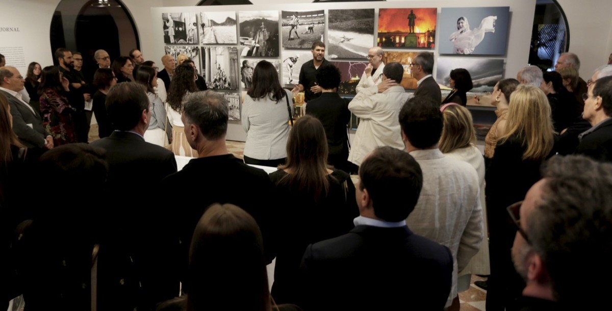 Exposição do centenário do GLOBO é inaugurada na Casa Roberto Marinho com imagens históricas O editor executivo do Globo, André Miranda, guia os convidados pela exposição (Foto: Marcelo Theobald/ Agência O Globo)