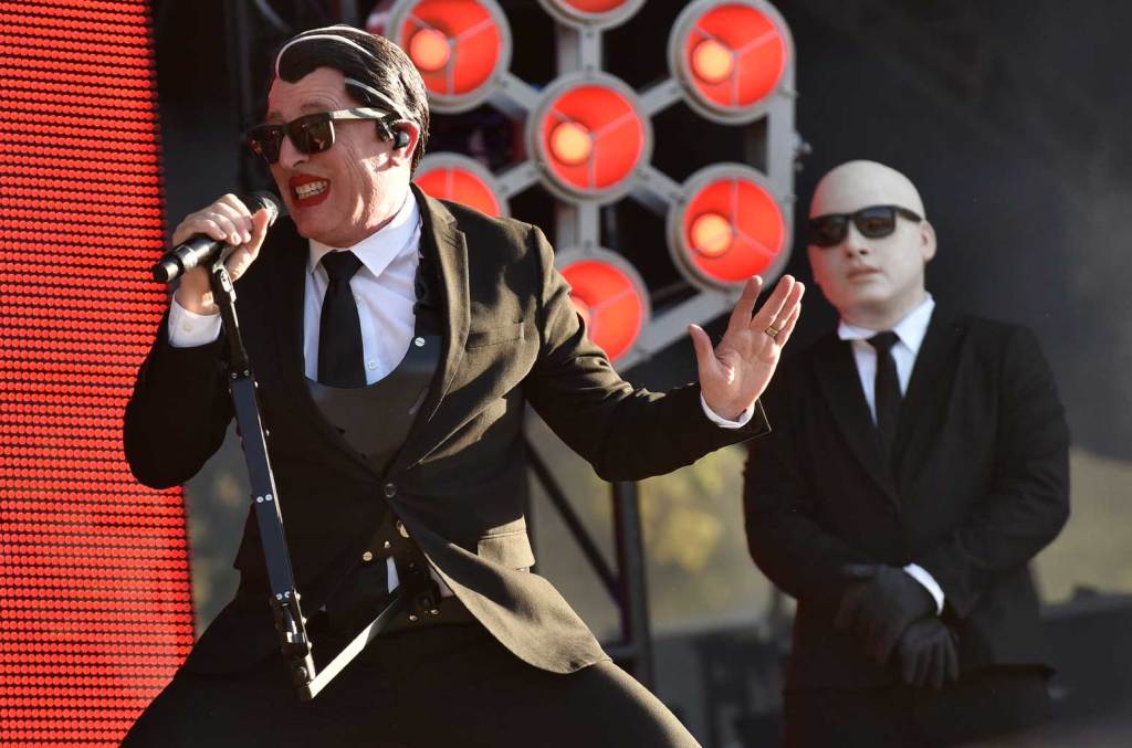 Maynard James Keenan critica shows virtuais e defende experiências ao vivo Maynard James Keenan está longe de ser o único artista a proibir celulares em seus shows ao vivo, e agora ele expandiu a razão por trás dessa decisão. (Foto: Reprodução)