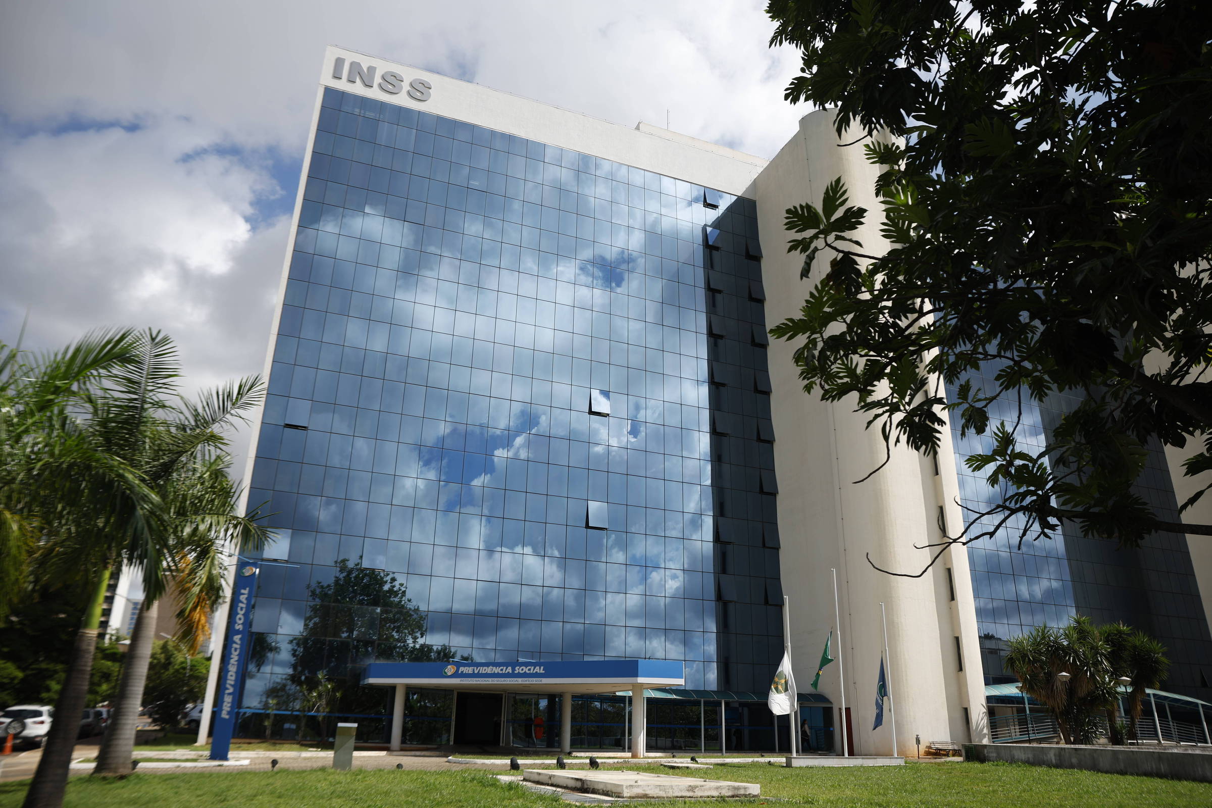 INSS propõe ação judicial contra quem contestar documentos de associação Sede do INSS, em Brasília (Foto: Pedro Ladeira/Folhapress)