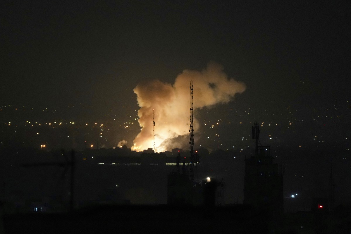 Fumaça em Teerã, Irã, após ataque israelense na última sexta (Foto: AP Photo/Vahid Salemi)