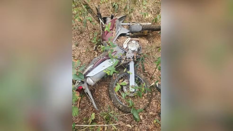 Homem recupera moto roubada após 8 anos e celebra a boa sorte recebida A moto roubada. (Foto: PM/Divulgação)