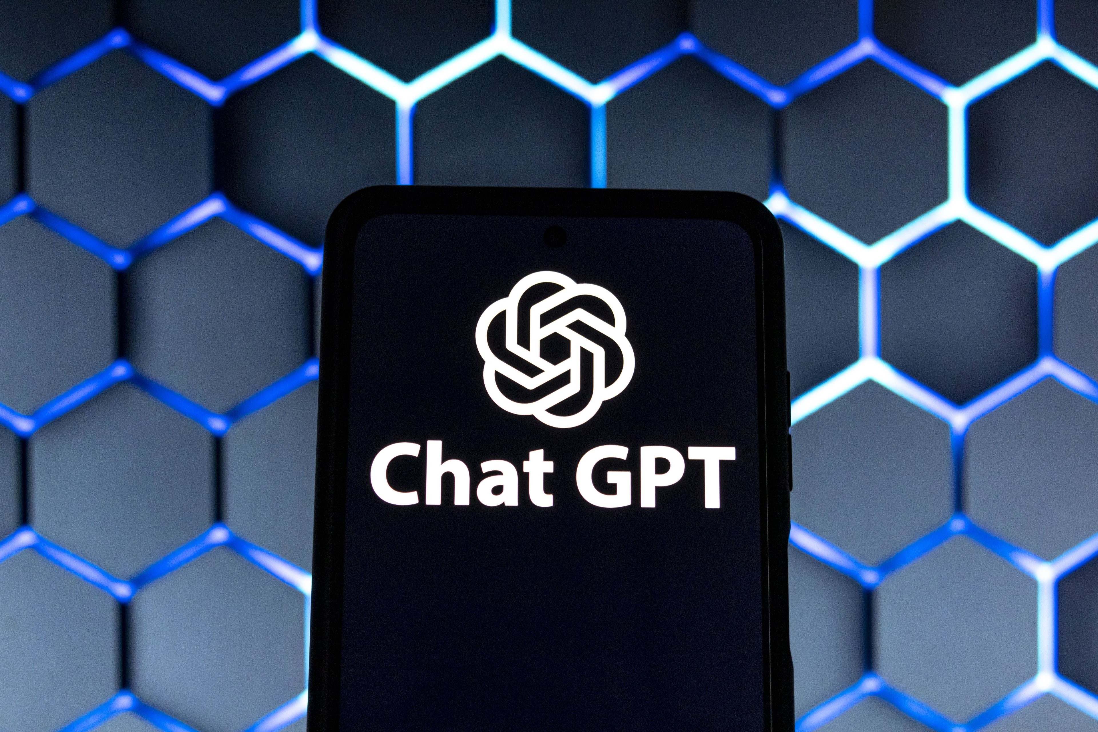 ChatGPT apresenta comando que organiza metas de longo prazo de forma eficiente Ilustração fotográfica mostrando o ChatGPT e o logotipo do laboratório de pesquisa da OpenAI em uma tela de smartphone com um fundo desfocado. A Itália é o primeiro país europeu a proibir e bloquear o aplicativo e o site do robô ChatGPT. O ChatGPT é um chatbot de inteligência artificial (IA) desenvolvido pela OpenAI e lançado em novembro de 2022, utilizando técnicas de aprendizado por reforço tanto de feedback humano quanto de máquina. Amsterdã, Países Baixos, em 1º de abril de 2023 (Foto: Nicolas Economou/NurPhoto via Getty Images)