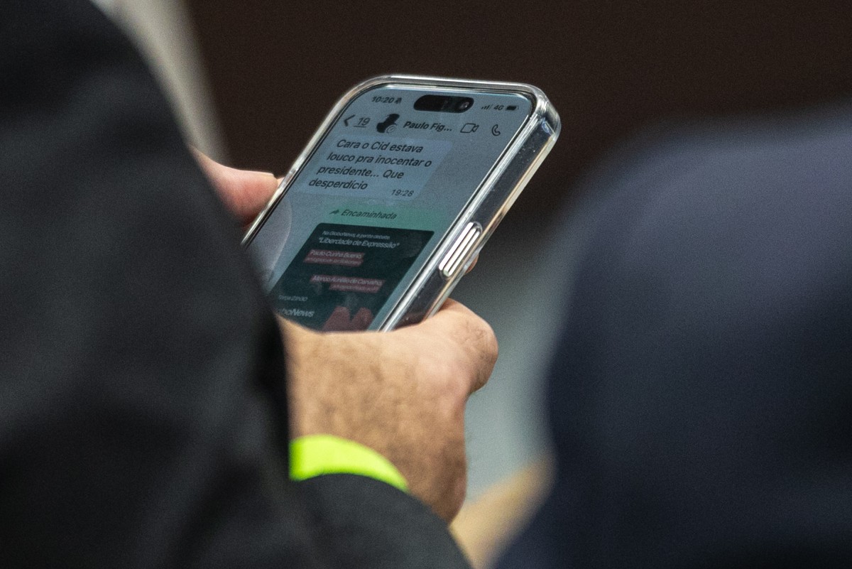 Réus, incluindo Bolsonaro, usaram uma pulseira verde para identificação no Supremo (Foto: Brenno Carvalho)