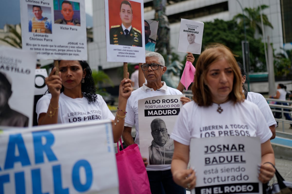 Protesto pelo fim do isolamento como política de estado e pela libertação de prisioneiros políticos em Caracas, Venezuela, em 28 de março de 2025. (Foto: Ariana Cubillos/AP)