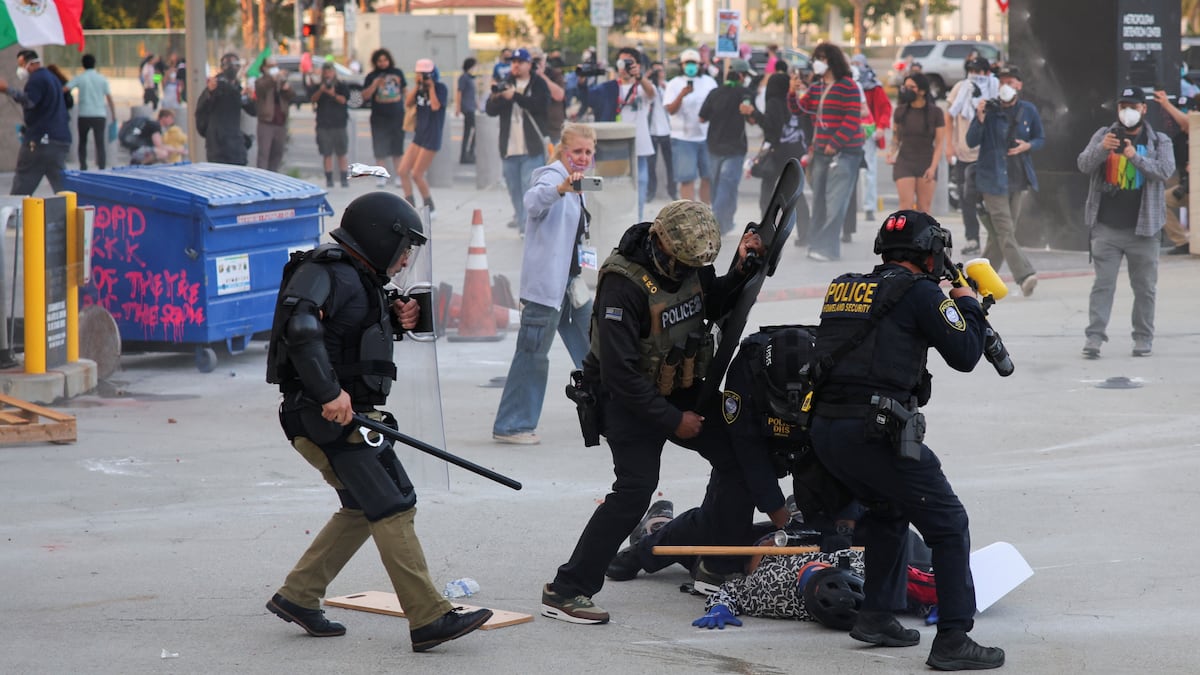 A polícia detiene a um manifestante no edifício federal de Los Ángeles, Califórnia, no dia 6 de junho de 2025. (Foto: Daniel Cole/REUTERS)