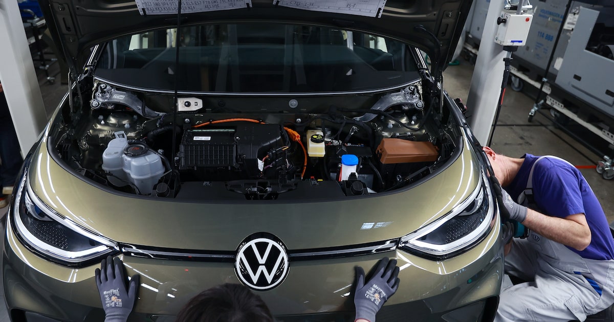 Vendas da Volkswagen crescem menos no 2º trimestre devido a tarifas comerciais Montadora teve desempenho misto na China, com queda de vendas em elétricos. (Foto: Krisztian Bocsi/Bloomberg)