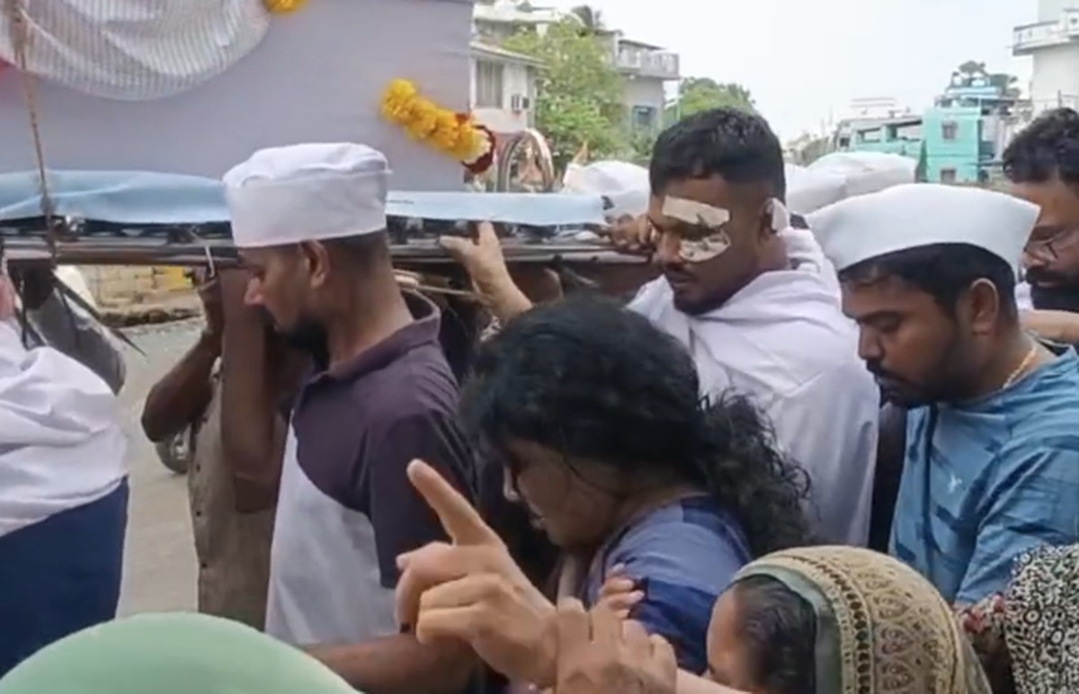 Vishwash Kumar Ramesh carrega o caixão do irmão morto em acidente aéreo da Air India (Foto: Reprodução de vídeo)
