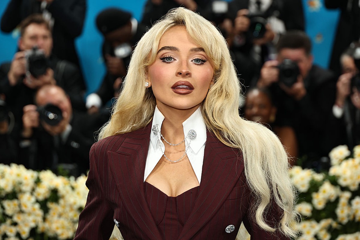 Sabrina Carpenter mobiliza R$ 5 milhões para causas LGBTQIA+ e saúde mental Sabrina Carpenter (Foto: Getty Images)
