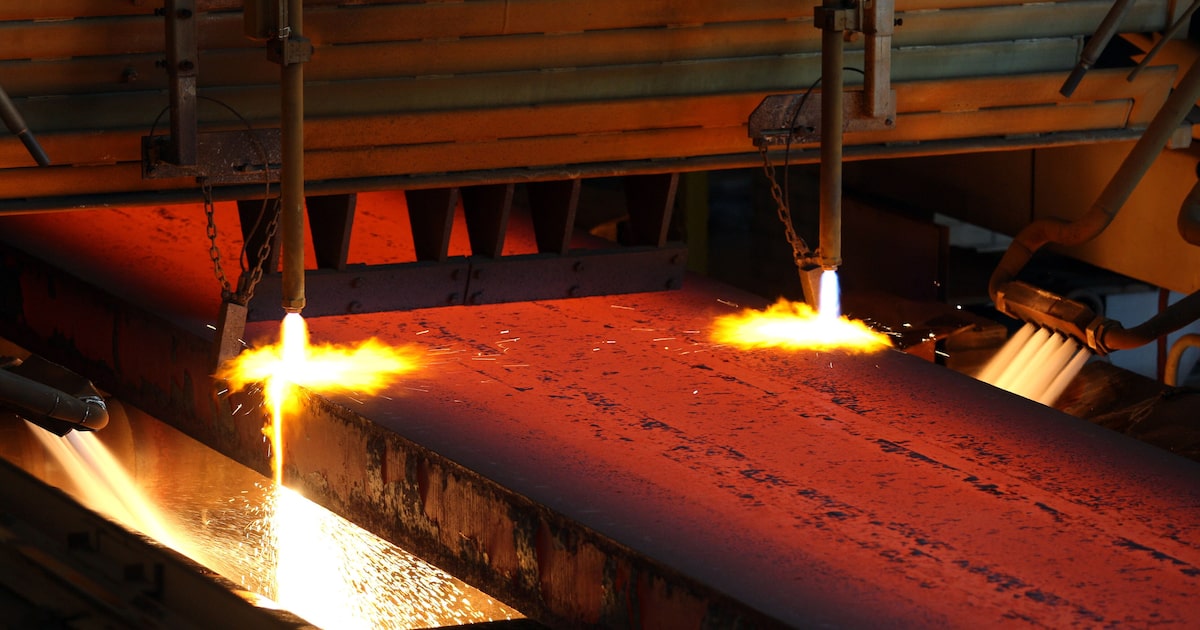 Tarifa de 50% de Trump prejudica negociações sobre exportações de aço brasileiro Processo de produção de placa de aço, produto semi-acabado para exportação fabricado no Brasil por ArcelorMittal, Ternium Brasil (Foto: asso Marcelo/Estadão)