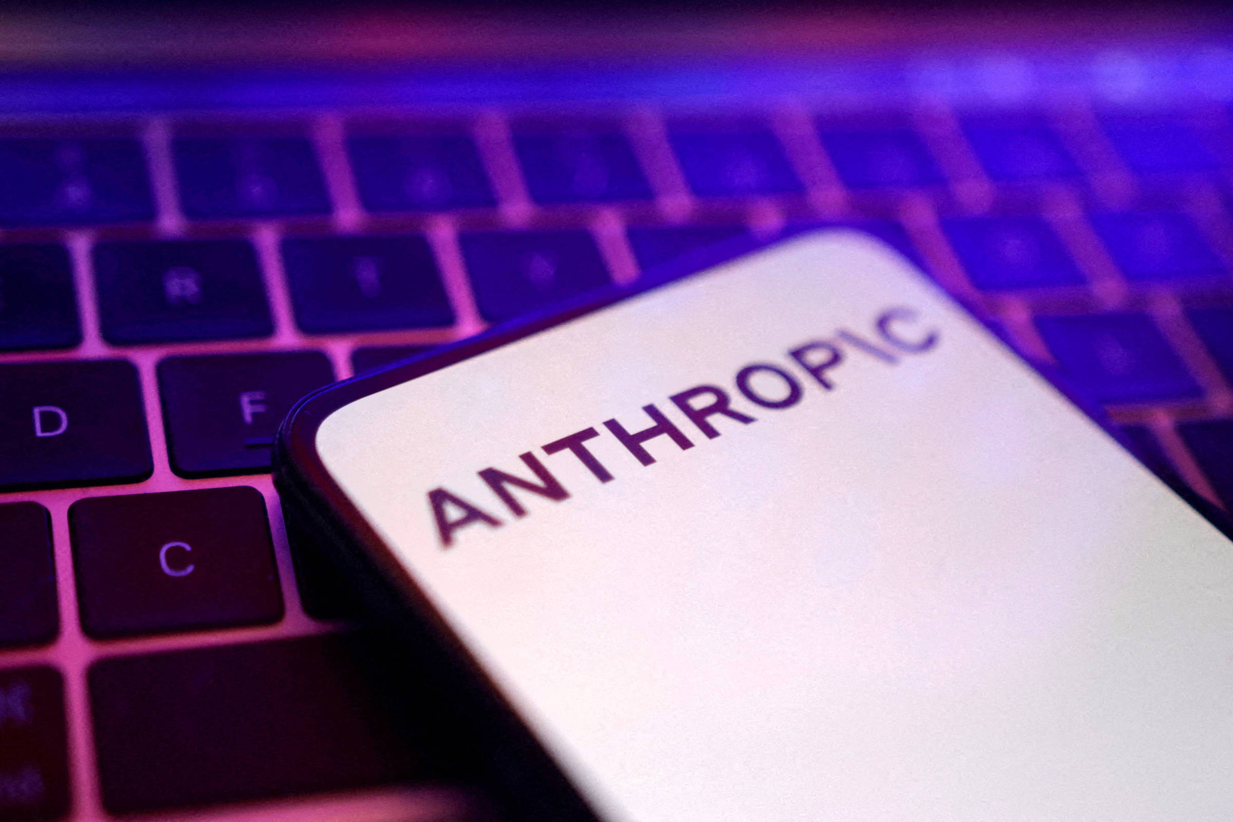 Justiça dos EUA pune startup de IA por pirataria, mas libera uso de livros Foto ilustrativa mostra smartphone com logo da Anthropic na tela. O aparelho está sobre um teclado (Foto: Dado Ruvic/Reuters)