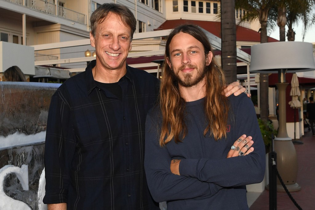 Riley Hawk comenta sobre a vida tranquila com Frances e o apoio do pai Tony Riley Hawk discutiu sua vida "tranquila" com a esposa Frances Bean Cobain e seu filho pequeno, Ronin, a quem o avô Tony Hawk frequentemente ajuda. (Foto: Reprodução)