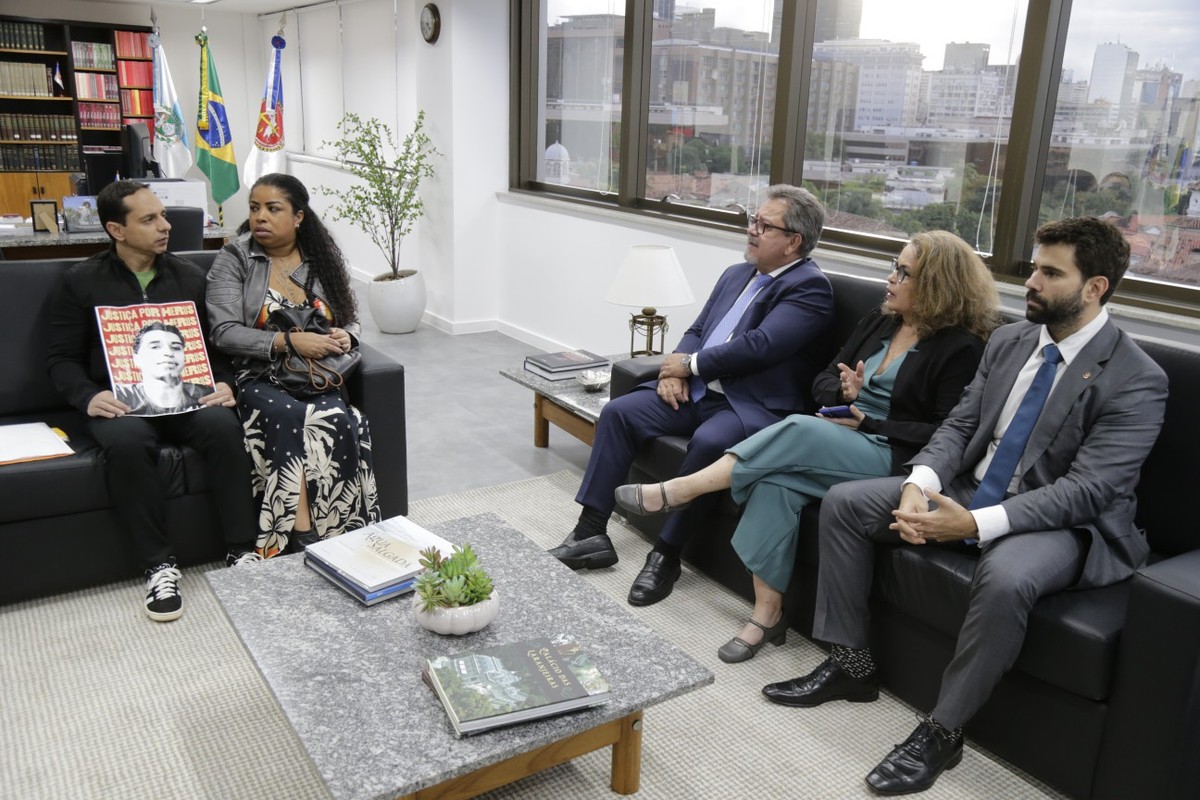 Pais do jovem morto no Morro Santa Bárbara se reúne com representantes do Ministério Público (Foto: Domingos Peixoto)