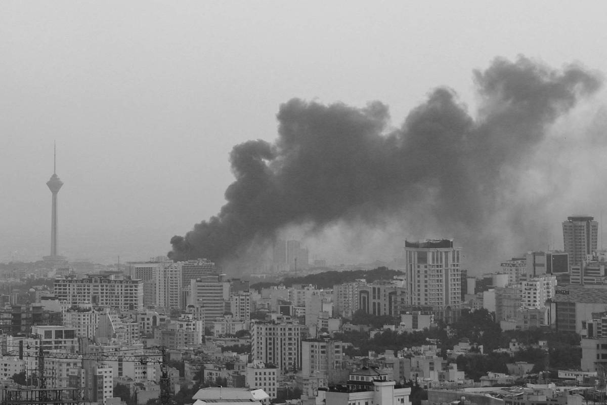 Desinformação sobre apoio do Brasil ao Irã cresce nas redes sociais durante guerra Fumaça após um ataque israelense ao prédio da Irib, a emissora estatal do Irã, em Teerã (Foto: Majid Asgaripour - 16.jun.2025/Reuters/West Asia News Agency)