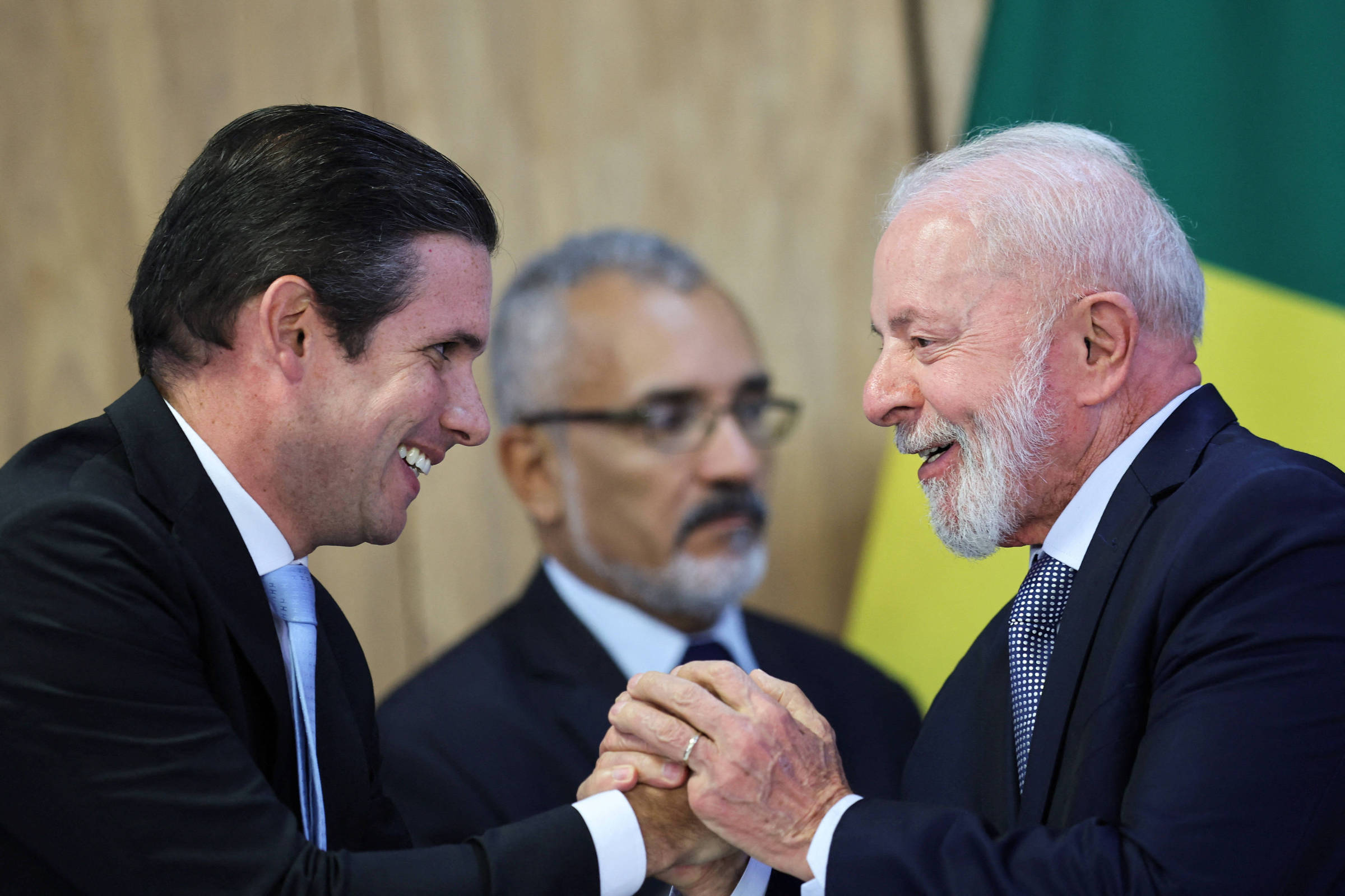 Câmara rejeita expectativas do governo e apoio a Lula apresenta leve queda O presidente Luiz Inácio Lula da Silva cumprimenta o presidente da Câmara, Hugo Motta, no anúncio do projeto que aumenta a isenção do Imposto de Renda (Foto: Adriano Machado - 18.mar.25/Reuters)