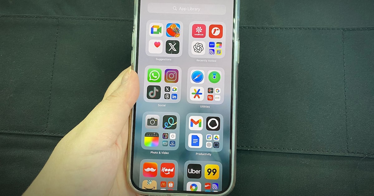 iOS 26 e Android 16 transformam a experiência dos usuários de smartphones Celulares com iOS e Android estão se distanciando cada vez mais em suas atualizações (Foto: Alice Labate/Estadão)