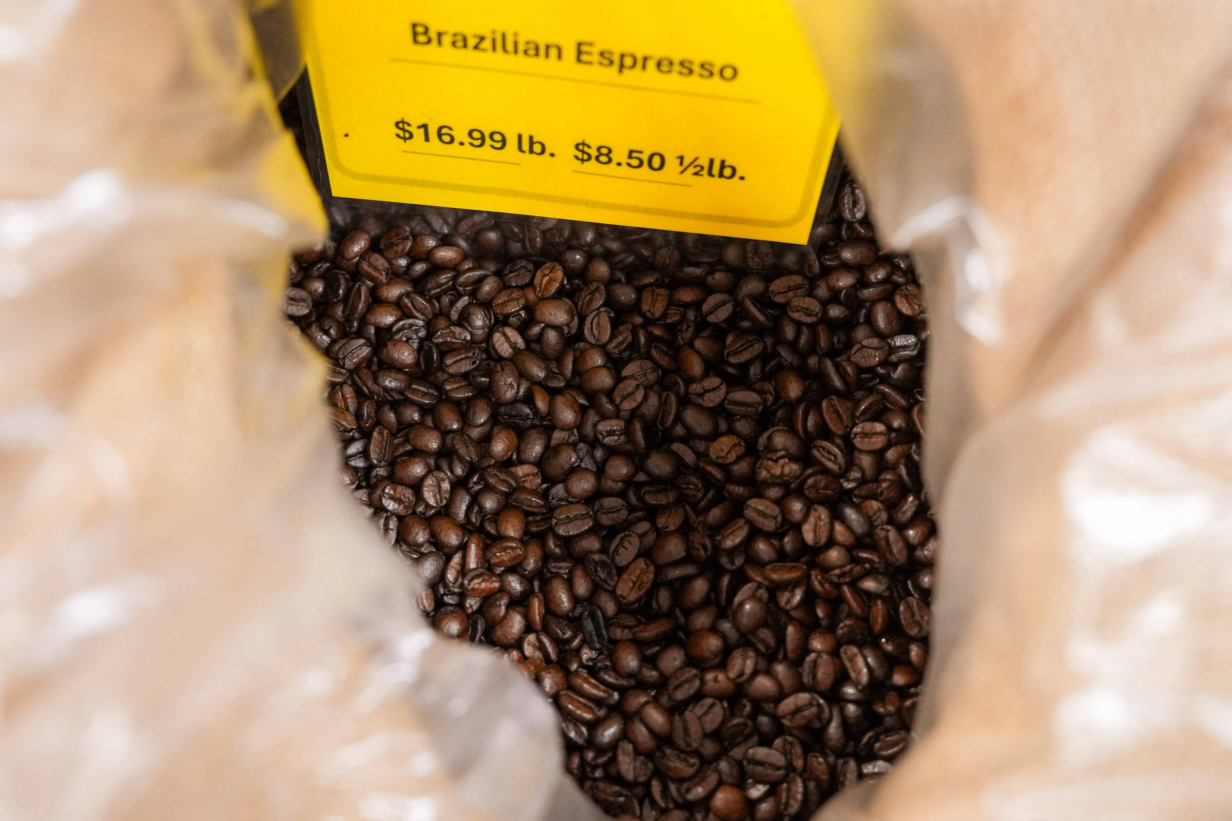 China pode se beneficiar com tarifa de 50% sobre café brasileiro Café brasileiro vendido a granel em mercado de Nova York (Foto: Adam Gray - 15.jul.2025/Reuters)