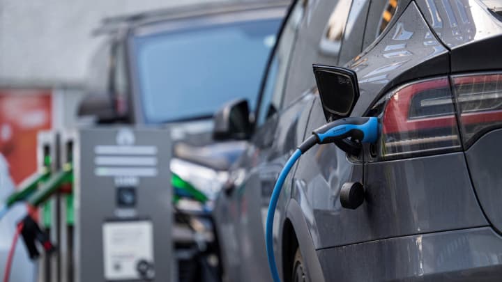 Um carro elétrico é carregado em uma estação de carregamento na rua na capital norueguesa, Oslo, em 25 de setembro de 2024. (Foto: Jonathan Nackstrand | Afp | Getty Images)