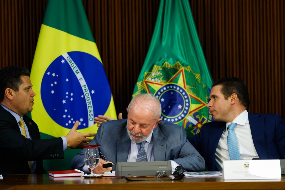 Presidente da República, Luiz Inácio Lula da Silva (PT) (c), entre os presidentes do Senado, Davi Alcolumbre (União Brasil-AP) (e), e da Câmara dos Deputados, Hugo Motta (Republicanos-PB) (Foto: Wilton Junior/Estadão Conteúdo)