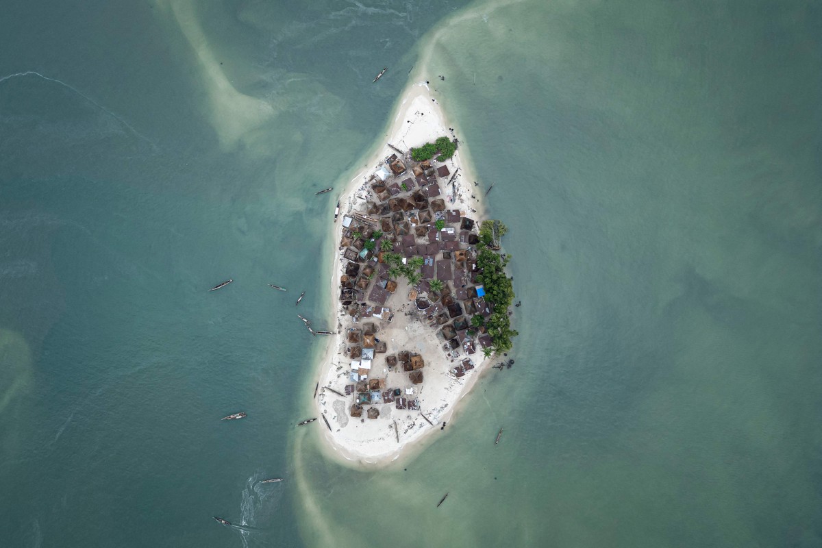 O avanço do mar destrói floresta em ilha da costa africana Ilha na costa da África está sendo tomada pelo avanço do mar (Foto: Patrick Meinhardt/AFP)