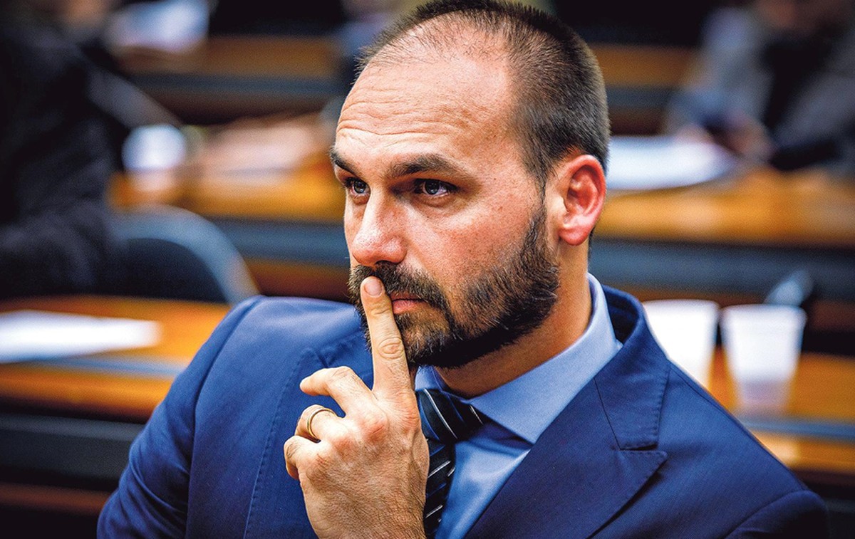 Centrão critica tarifa de Trump e impacta candidatura de Eduardo Bolsonaro Deputado Eduardo Bolsonaro responde a processo por causa de uma declaração em que comparou “professores doutrinadores” a traficantes (Foto: Brenno Carvalho)