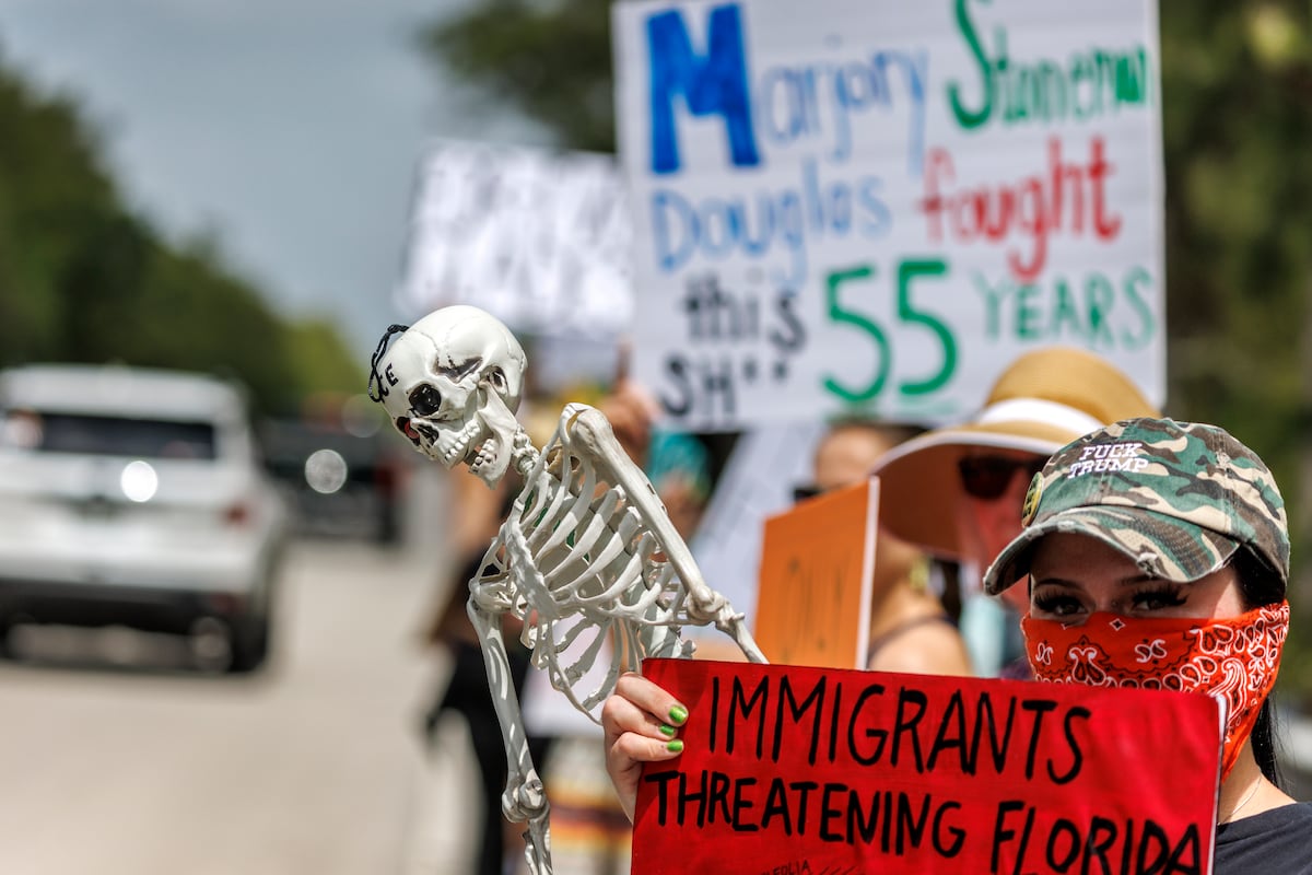 Florida registra aumento alarmante de mortes de imigrantes sob custódia do ICE em 2023 Protesto "Stop Alligator Alcatraz" na Flórida, Estados Unidos, em 28 de junho de 2025. (Foto: CRISTOBAL HERRERA-ULASHKEVICH/EFE)