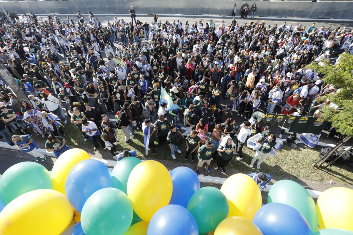 Religião e política se misturam, gerando preocupações na sociedade atual Milhares de pessoas chegam para a Marcha para Jesus, em São Paulo (Foto: Edilson Dantas)