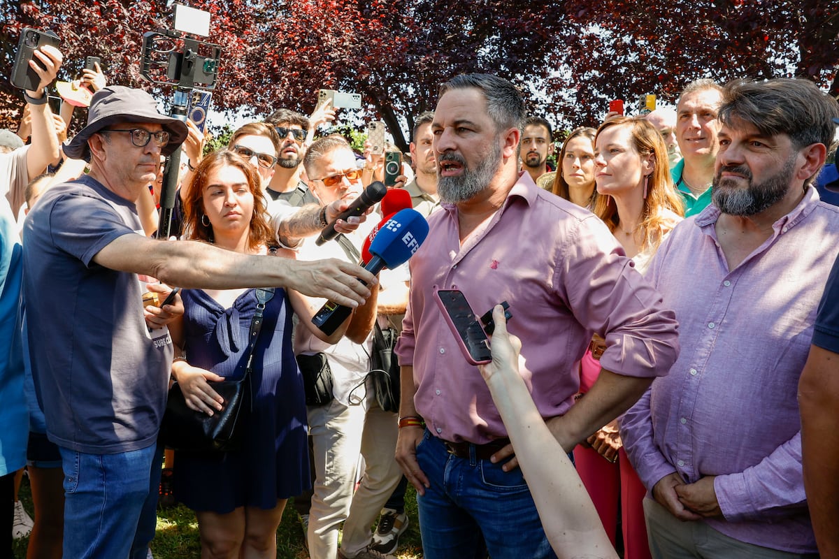 Vox propõe deportação de oito milhões de imigrantes e filhos da Espanha Santiago Abascal, presidente do Vox, atende à imprensa neste domingo em Alcalá de Henares (Madri). (Foto: J.J.Guillén/EFE)