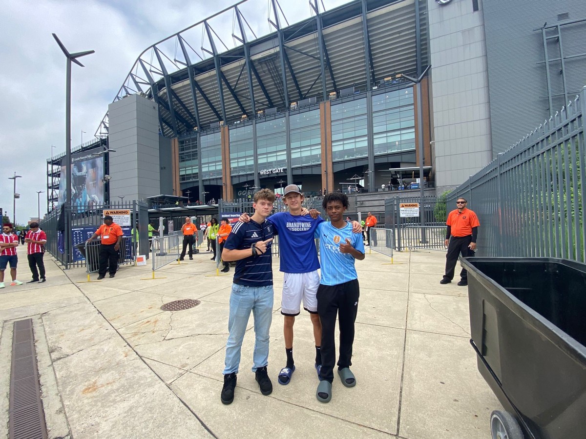 Trio de jovens acompanha o Manchester City (Foto: Diogo Dantas)
