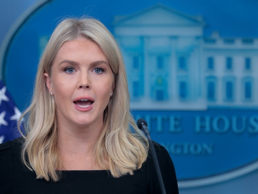 Trump concede prazo de duas semanas para avanços na diplomacia internacional A secretária de imprensa da Casa Branca, Karoline Leavitt, lê comunicado de Trump sobre a guerra (Foto: Chip Somodevilla/Getty Images/AFP)